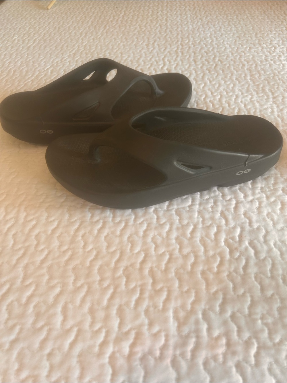 OOFOS Black Thong Recovery Flip Flops